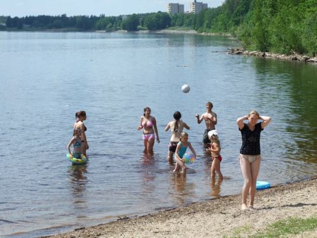 Daugava veldzē. Pirmās jūnija dienas sagādājušas ūdens priekus arī aizkraukliešiem.