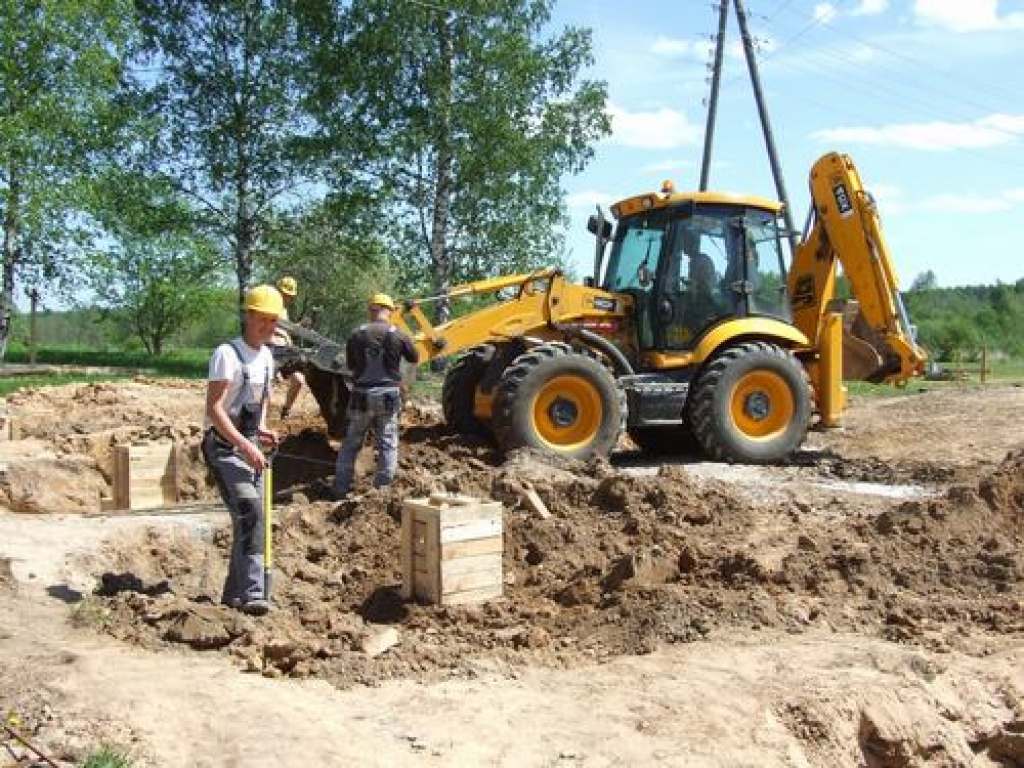 Darbi sākušies. Firmas “RRKP būve” strādnieki betonē sporta halles pamatus. 