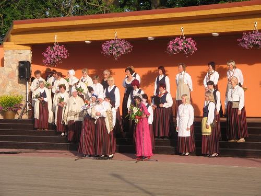 VAJAG NEVIS RAKT, BET ĶEKSĒT, lai „pieķeksētu” ne tikai pasākumus, bet arī dalībniekus. Tādu padomu klintainiešiem deva Pļaviņu kultūras nama pašdarbnieki.