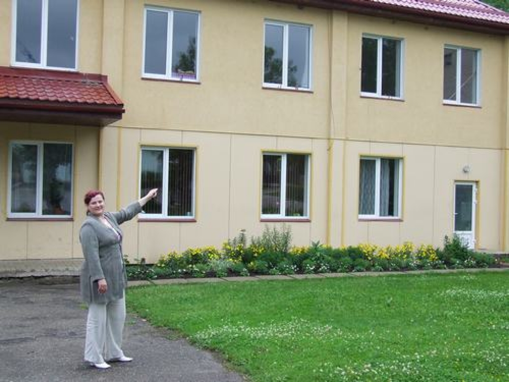  Palīdzēs grūtībās nonākušajiem. Bērnunama — patversmes “Dzeguzīte” direktore Inga Ķieģele rāda otro stāvu, kur paredzēts ģimenes atbalsta centrs.