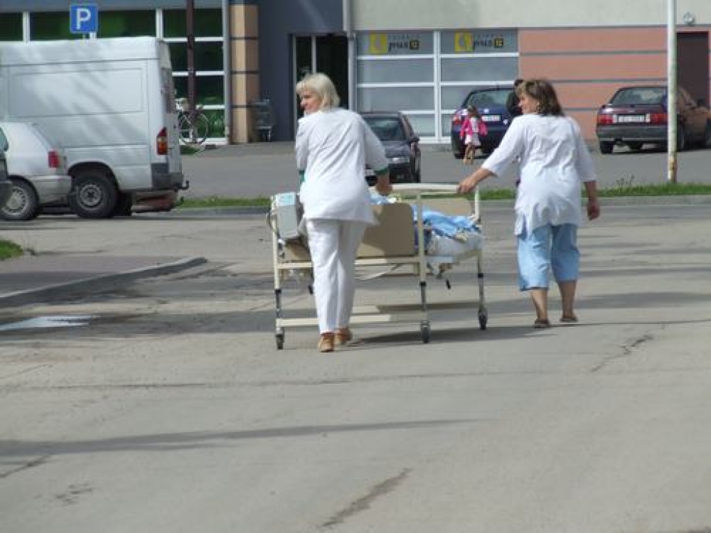 PĀRVED SLIMNIEKUS. Terapijas nodaļas darbinieces pārved slimniekus uz ķirurģijas nodaļu. 