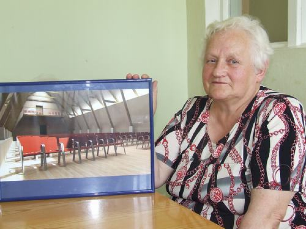TĀDA BŪTU KULTŪRAS NAMA ZĀLE. Zigrīda Pavloviča rāda zāles skici, ko veidojis arhitekts Armands Bisenieks.