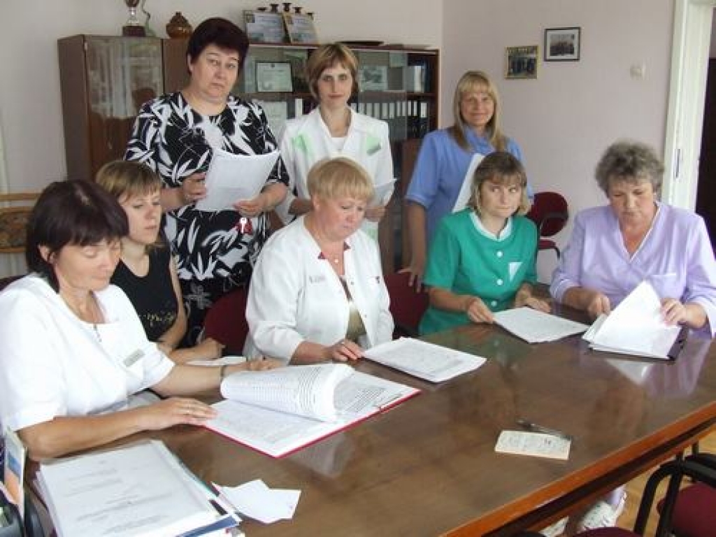 SLIMNĪCA JĀGLĀBJ! Par to ir pārliecināts viss slimnīcas kolektīvs, īpaši parakstu vācējas Aija Vītola (no kreisās), Svetlana Arcihoviča, Aija Lapiņa, Pārsla Lipše, Nataļja Kovaļova, Aina Krauze (stāv no kreisās), Sandra Priede un Tatjana Bišofa.