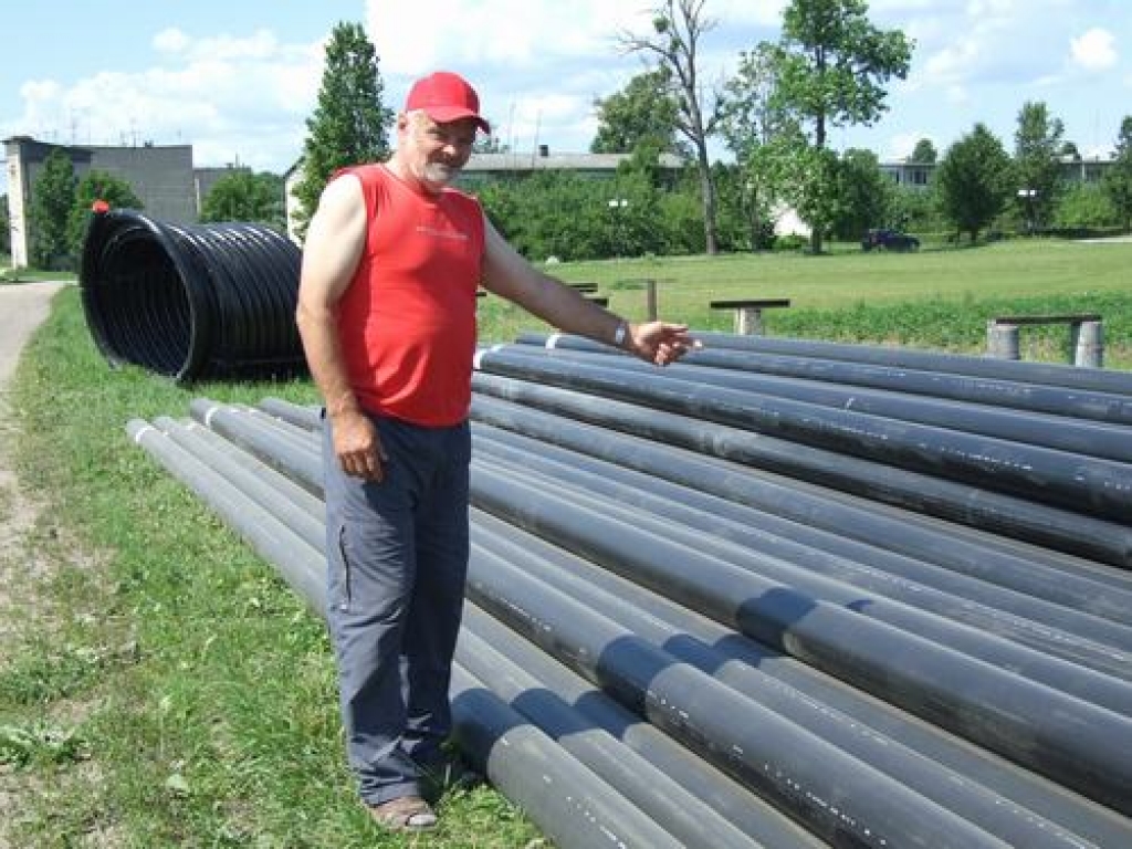 Siltums nezudīs. Firmas “Halle B” strādnieks Guntis Grasmanis rāda siltumtrasei paredzētās cinkotās caurules.  