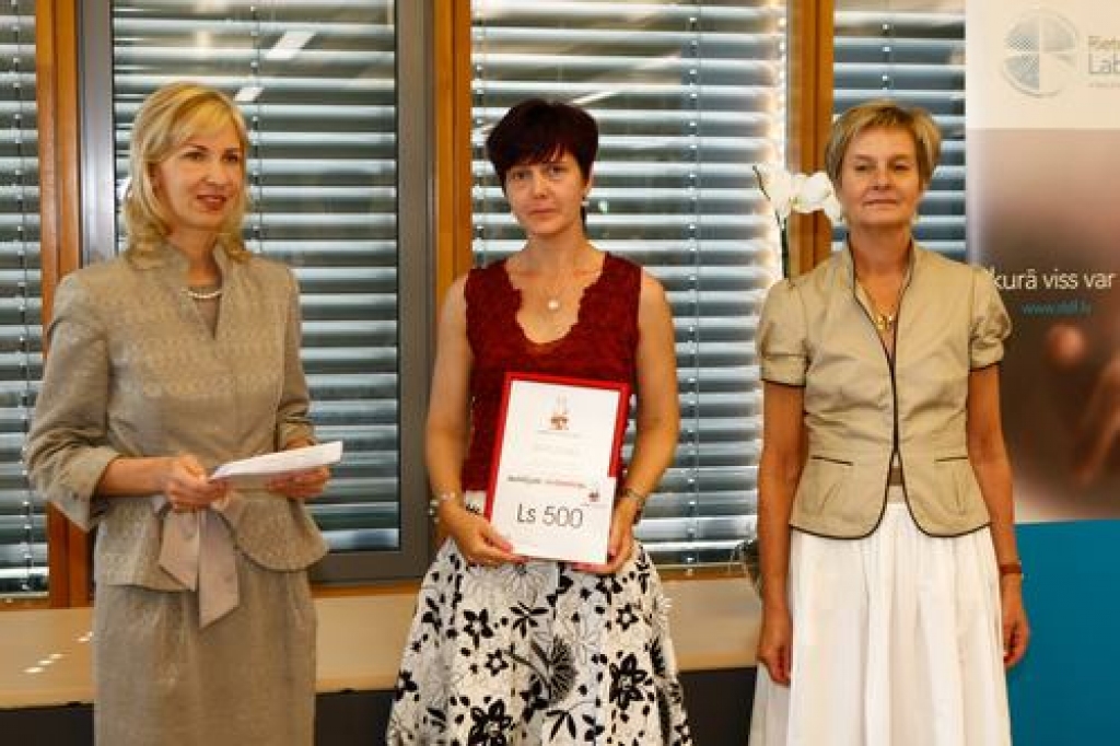 Mūsu sirdsmāsiņa. Ingūnu Mihailovu (vidū) sveic Rietumu Bankas Labdarības fonda valdes priekšsēdētāja Ingas Šīna (no kreisās) un laikraksta “Dienas” sabiedrisko attiecību vadītāja Anna Mukha.
Autors: DIENA