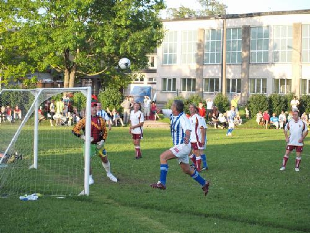Vakar Skrīveros virmoja futbola kaislības. Piecpadsmito reizi notika tradicionālie futbola svētki. Piecās dažādās grupās futbolu spēlēja dzelzceļa ziemeļu un dienvidu pusē dzīvojošo skrīveriešu komandas. Turklāt, mēroties spēkiem ar...
Autors: Indulis Burka