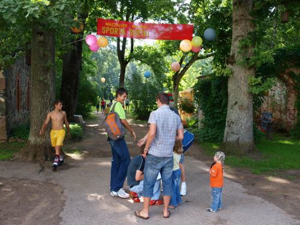 Mazzalves pagastā šodien notiek sporta svētki “Ērberģe open 2009”, kuri pulcē gan spēcīgas sportistu komandas, gan ļoti daudzus līdzjutējus, kam šī tradicionāli ir tikšanās reize ar ilgāk neredzētiem paziņām un draugiem.
Autors: Indulis Burka
