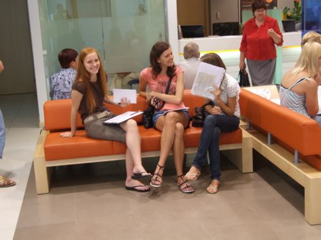 Jau trešo gadu Latvijas Universitāte (LU) sadarbībā ar “Swedbank” rīko akciju, kurā studijām LU pamatprogrammās var pieteikties 12 bankas filiālēs visā Latvijā. Šodien dokumentus pieņēma Aizkraukles filiālē.
Autors: Jānis Ozoliņš