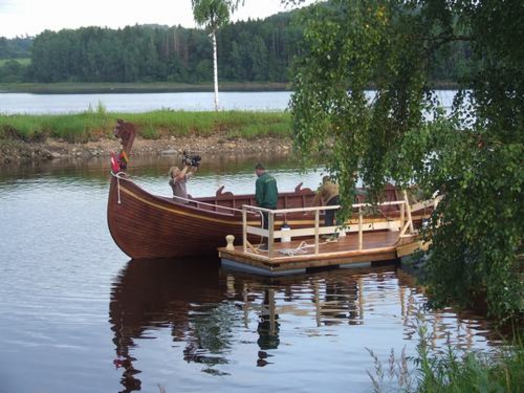 Vakar pievakarē no Lietuvas uz Latviju attransportēja tur tapušo vikingu laivu „Lāčplēsis”. Laivu kaimiņzemē būvēja pusgadu, bet sestdienas vakarā to noenkuroja Daugavā pie 