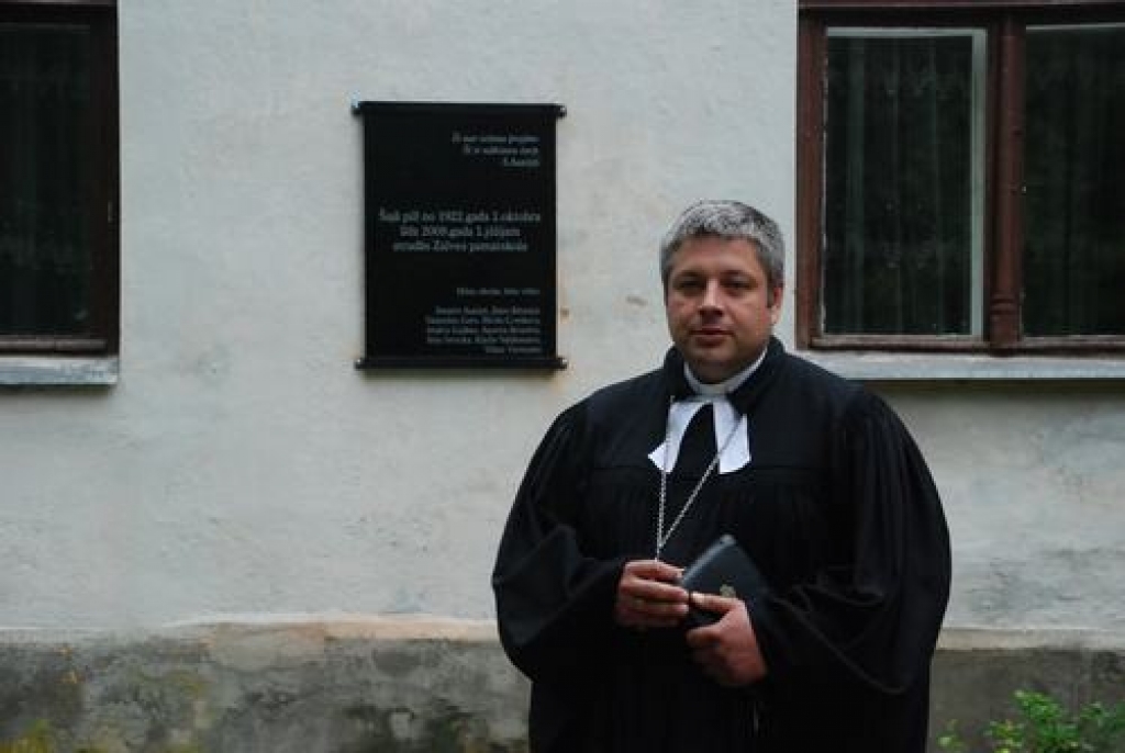“Šī nav iešana projām, šī ir nākšana šurp.” Ar šiem zalvieša dzejnieka Imanta Auziņa dzejas vārdiem, kas iegravēti melnā marmorā, 2009. gada 27. jūnijā Zalves pamatskolā atklāja piemiņas zīmi skolai, kurā no 1922. gada 1. oktobra līdz...