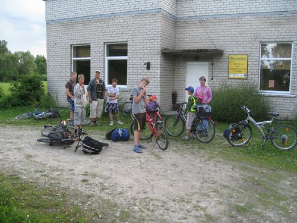 Ceļojumam gatavi. Daudzeses bērnu un jauniešu informācijas centra “Tiksimies!” jaunieši pirms došanās ceļā. 