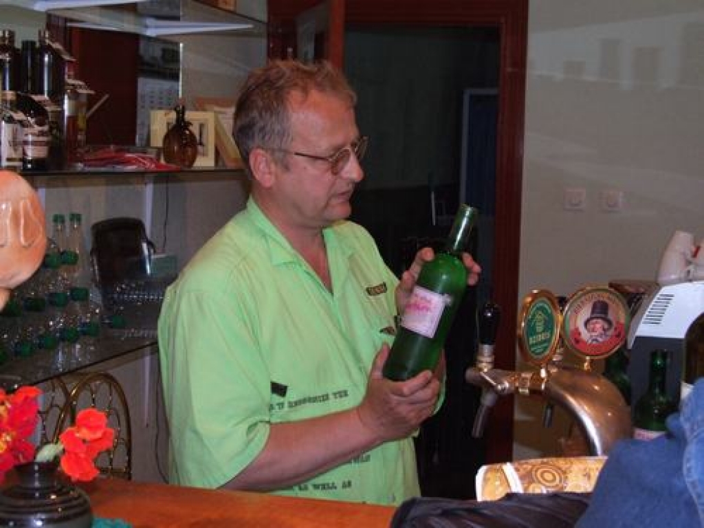 Vīns lietpratējiem. Oskars Abramenko, vīndaris no zemnieku saimniecības “Ozoliņi”, dalījās pieredzē ar kolēģiem.