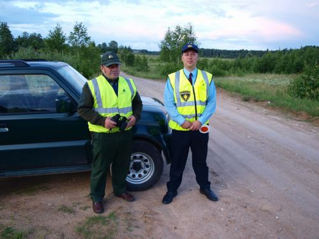 DAUDZESĒ KLUSUMS. Sēlijas virsmežniecības vecākais medību inspektors Vladimirs Prisjagins un  Aizkraukles rajona policijas pārvaldes inspektors Aivars Sprukts dežurē uz lauku ceļa Daudzeses pagastā.