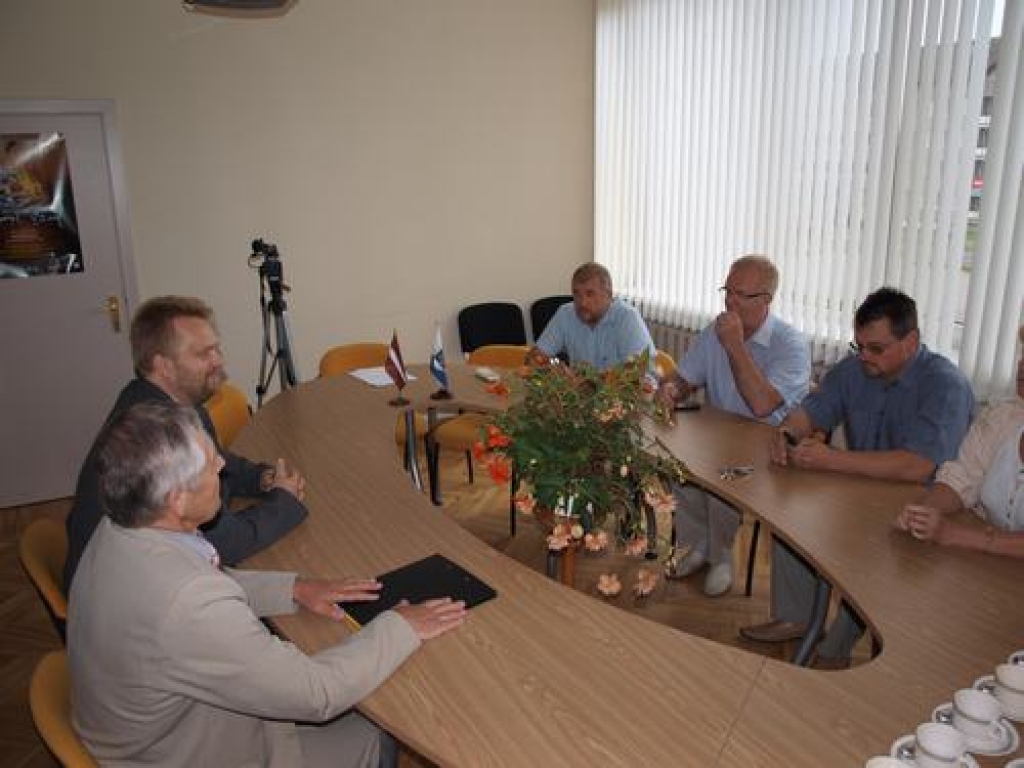 IEBILDUMU NAV. Principiālu iebildumu pret apvienības izveidošanu nav ne madoniešiem, ne aizkraukliešiem. Neskaidrs vien jautājums, vai šāda apvienība ļaus izdzīvot. No kreisās — Madonas slimnīcas valdes priekšsēdētājs Bruno Kokars, Madonas novada domes priekšsēdētājs Andrejs Ceļapīters, Aizkraukles novada domes izpilddirektors Einārs Zēbergs, Aizkraukles novada domes priekšsēdētājs Vilnis Plūme un Aizkraukles slimnīcas valdes priekšsēdētājs Ēriks Vizulis.  