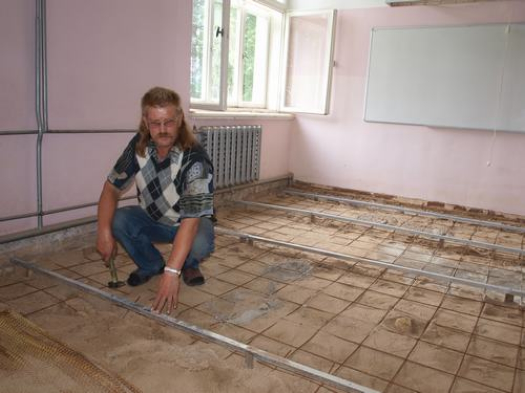 JAUNA GRĪDA. Daudzeses pamatskolas saimniecības daļas vadītājs Aivars Kapels ieklāj armatūru, lai grīdu varētu betonēt.     