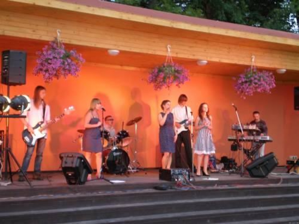 Turneja sākusies. Grupa “Nodokļu inspekcija” dzied “Jauno mūziķu festivāla” otrajā iesildīšanas koncertā Klintainē.