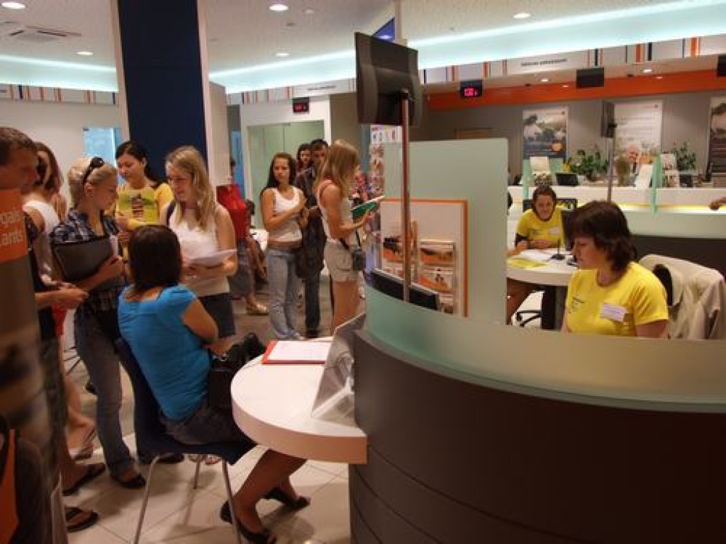 Pilna zāle. Iespēju pieteikties studijām Latvijas Universitātes “Swedbank” Aizkraukles filiālē izmantoja daudzi reģiona jaunieši.