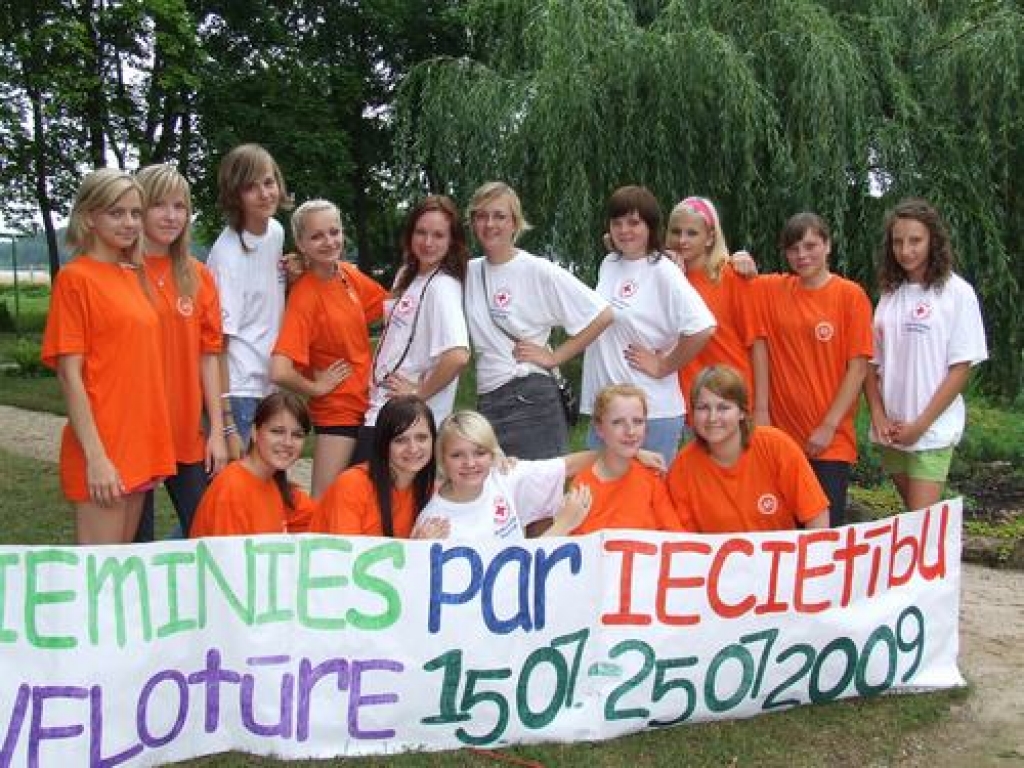 Jaunieši nav vienaldzīgi. Brīvprātīgie un LSKJ Pļaviņu nodaļas entuziasti.