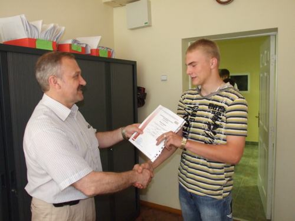 Tagad uz augstskolu. Aizkraukles novada ģimnāzijas direktors Aldis Labinskis pasniedz sertifikātu ģimnāzijas absolventam Reinim Ziediņam. 