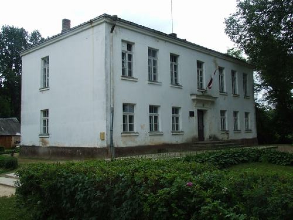 Pieaug konkurence. Pēdējā laikā cenu aptaujās piedalās aizvien vairāk firmu. Vīgantes pamatskolas ēkai logus un durvis nomainīt vēlējās 20 uzņēmumu.