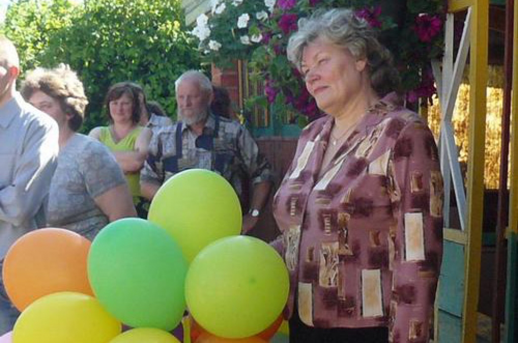 “Stingra, bet mīļa. Sirsnīga un saprotoša. Kafiju dzer ar cukuru un ļoti garšo rieksti un vīnogas. Mani atpazīst pēc soļiem,” tā par Ilgas kundzi teic kolēģe Ligita.