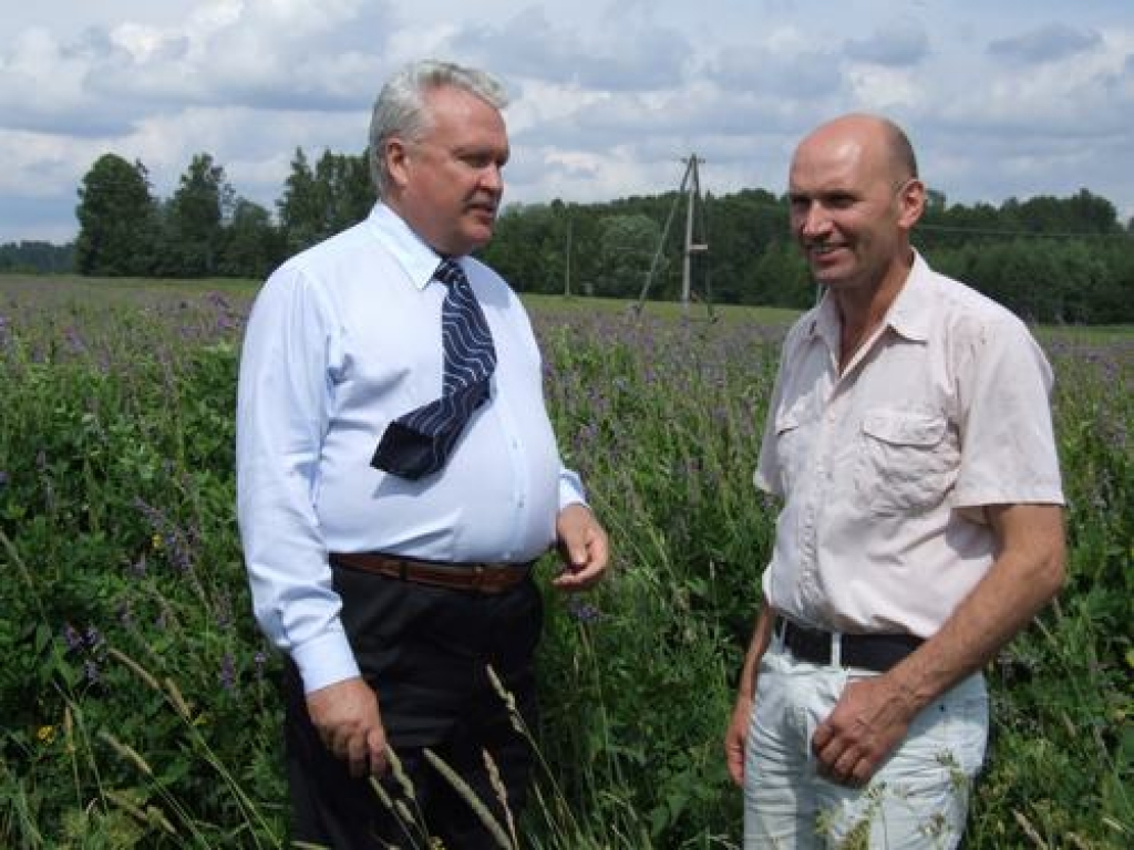 Esam par ekoloģisku saimniekošanu. Zemkopības ministrs Jānis Dūklavs (no kreisās) ar SIA “Bormaņi” valdes priekšsēdētāju Jāni Miezīti austrumu galegas laukā diskutē par turpmāko saimniekošanu.