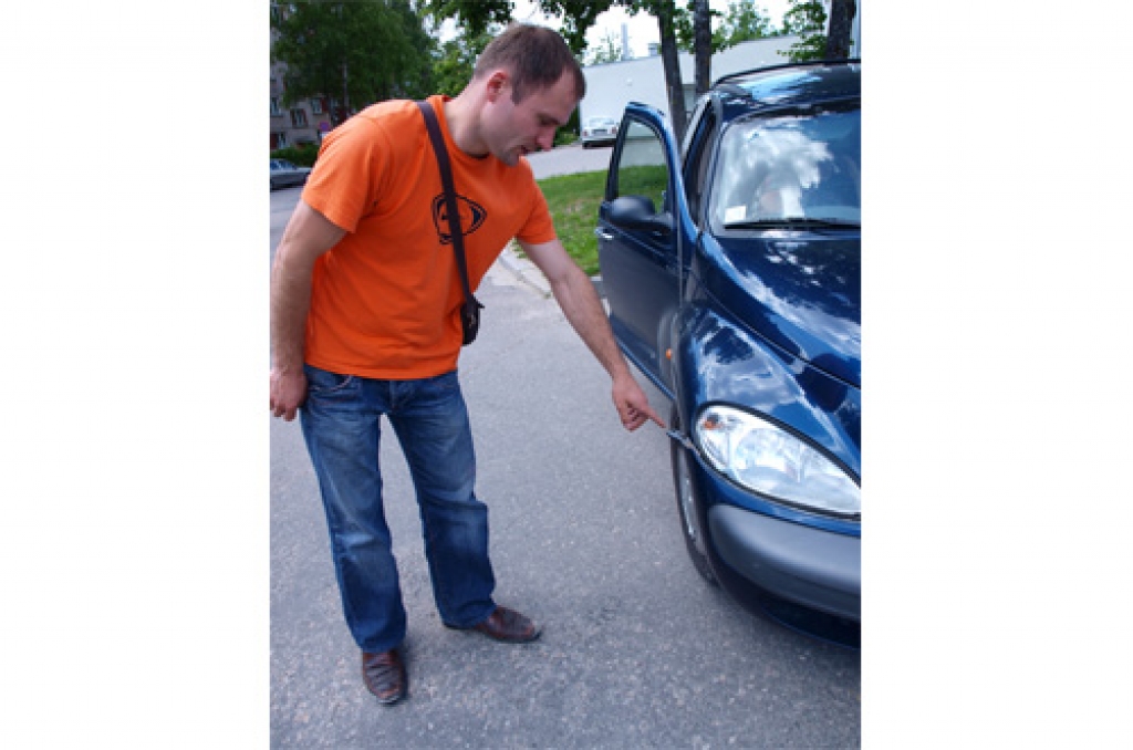 KURŠ VAINĪGS? Aivars Lipiņš rāda atlauzto bampera stūri.