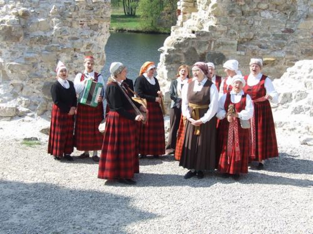 Cītīgi strādāts. Folkloras kopas “Urgas” dalībnieki priekšnesumu festivālam gatavoja jau laikus.