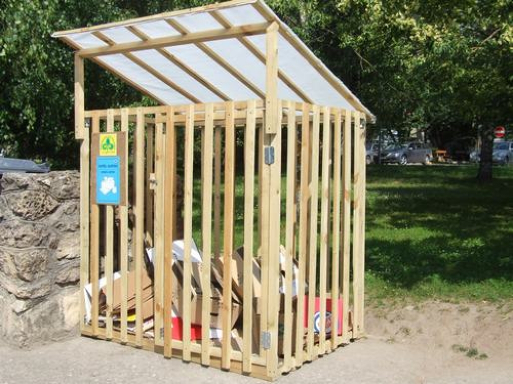 Mājiņa papīram. Nododot papīru un kartonu otrreizējai pārstrādei, paglābjam  augošus kokus no nociršanas un dodam koka šķiedrām jaunu dzīvi, jo tās var pārstrādāt pat sešas reizes.