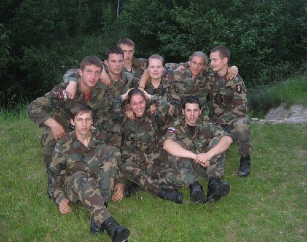 “Vīru spēlēs” arī meitenes. Marijas Brimmerbergas 510. jaunsargu vienības komanda pēc šķēršļu joslas pārvarēšanas. 