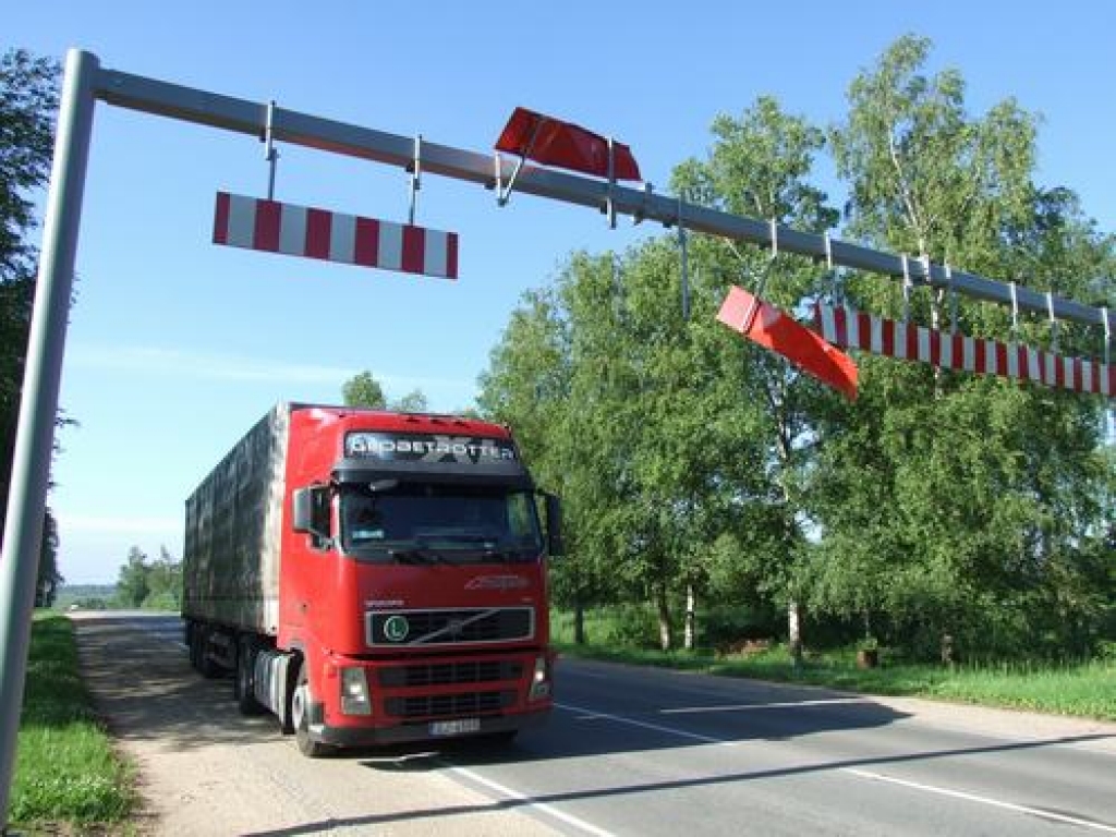 Jāuzmanās. Deformētās ceļa zīmes apdraud satiksmes dalībniekus. Tagad gan pa pusei norautās plāksnes jau noņemtas.