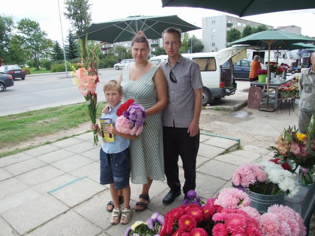 Uz skolu ar ziediem. Tradicionāli Zinību dienā skolēni sveic  savus skolotājus, arī, aizkrauklietis, pirmklasnieks Renārs (no kreisās) kopā ar vecākiem Silviju un Andri Baltiņiem šodien sveiks savus skolotāju. 