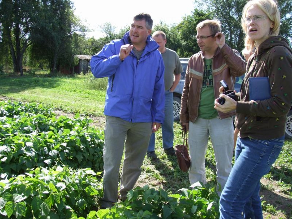 Skrīveros jau iesētas. Garijs Kings (no kreisās), “Heinz” pārstāvis, Aivars Jermušs no “Aizkraukle — A” un Māra Bondare Petersena no “Valdro Agro” (Valka) Skrīveru zemkopības institūta pupiņu laukā.