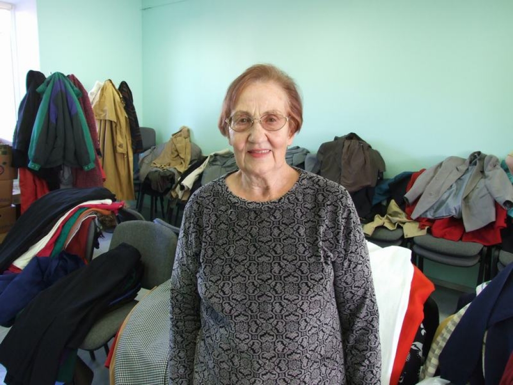 UZRAUGA KĀRTĪBU. Pensionāru biedrības valdes priekšsēdētāja Lūcija Pupiņa stāsta, ka ik dienu telpā dežurēja trīs līdz pieci pensionāri.
