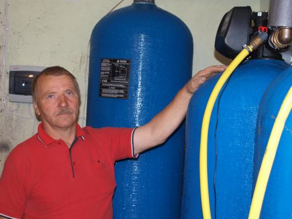 UZRAUGA IEKĀRTAS. Santehniķis Valdis Hmeļņiks uzrauga atdzelžošanas iekārtu darbību.   