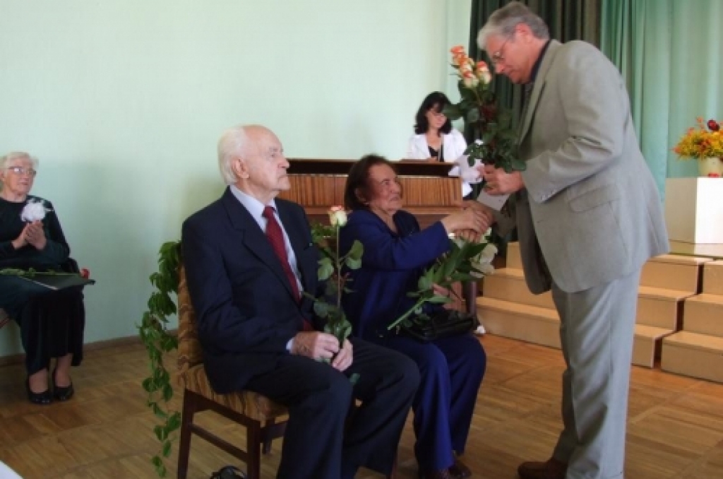 28.augustā Kokneses vidusskolas zālē daudz ziedu um mīļu vārdu 90 gadu jubilejā saņēma pensionētā vācu valodas skolotāja Rasma Novika. Kokneses vidusskoā viņa nostrādājusi 44 gadus.   Rakstu lasiet šeit: http://www.staburags.lv/news/article...