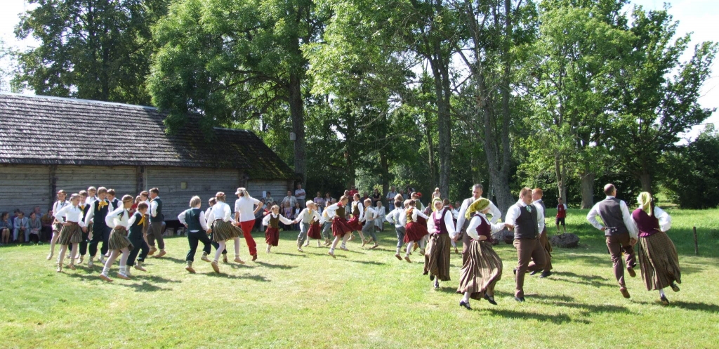 Katru gadu augustā Neretas muzejs ”Riekstiņi” pulcē tuvus un tālus ciemiņus novadnieka Jāņa Jaunsudrabiņa atcerei. Sestdien visi pulcējās atceres brīdī Ķišku kapos, pēc tam svinības turpinājās muzejā ”Riekstiņi”, kur pulcējās novada...
Autors: Imants Kaziļuns