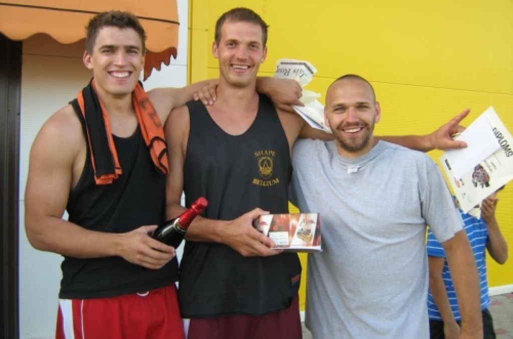 
Aizkrauklē, laukumā pie lielveikala „IGA centrs”, sestdien visu dienu notika ielu basketbola sacensības, kurās piedalījās 26 komandas. Lielisku spēli rādīja komanda no Kokneses „Džordans un idioti”, kura uzvarēja 13 sāncenšus un ieguva...