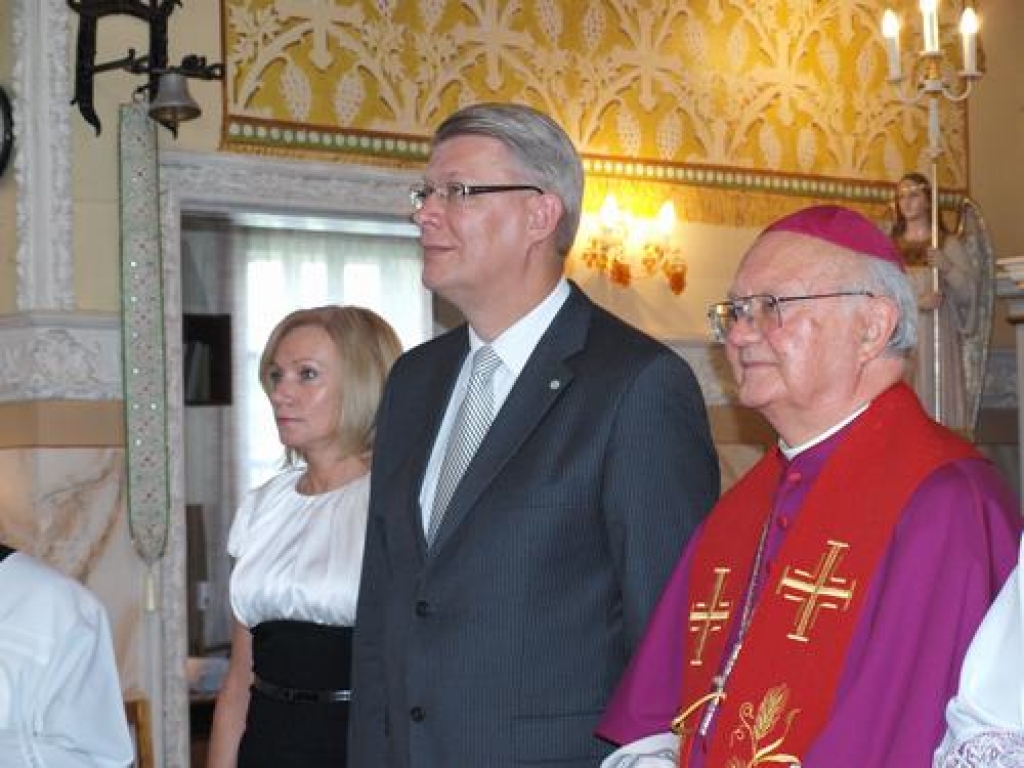 Vakar Valsts prezidents Valdis Zatlers ar kundzi viesojās Jaunjelgavas novadā. No rīta prezidents tikās ar novada vadību un Jaunjelgavas iedzīvotājiem, kā arī apmeklēja katoļu baznīcu un koktēlnieka Pētera Grauduļa darbnīcu.
Autors: Jānis Ozoliņš
