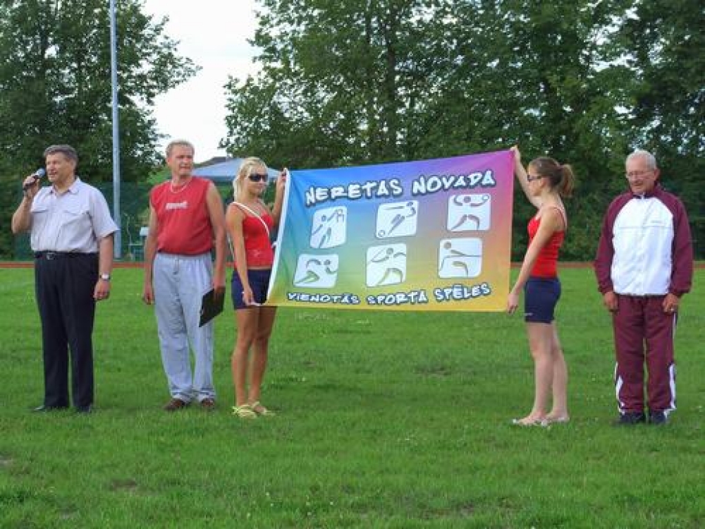 Augusta pirmā diena Neretā pulcēja simtiem sportistu un sporta līdzjutēju novada vienotajās sporta spēlēs. 
Autors: Imants Kaziļuns