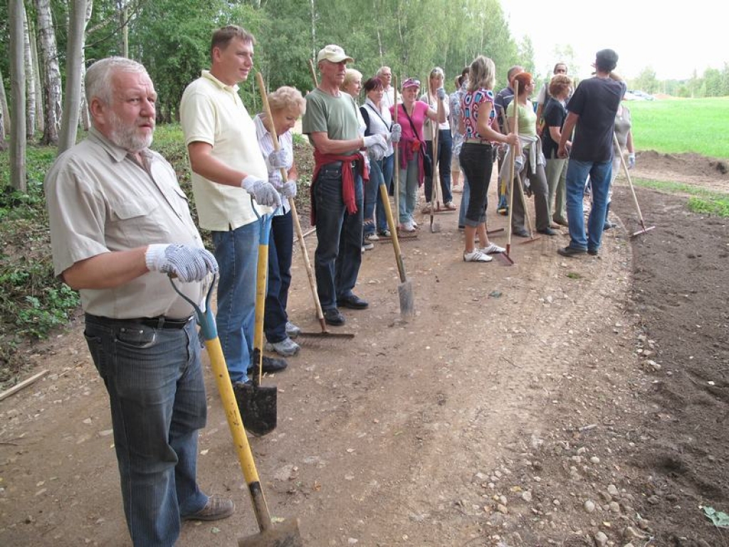 Talka darbdienā.  Aizkraukles novada domes administrācijas darbinieki strādā Likteņdārzā. 