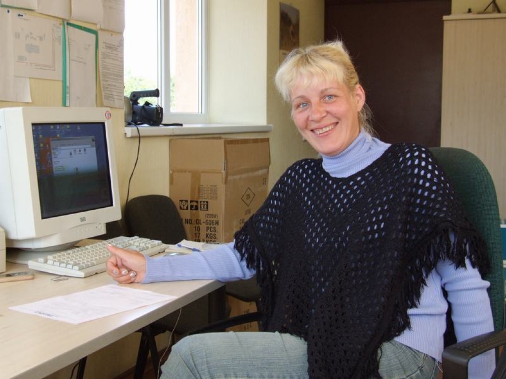 Optimiste. “Smaidu vienmēr — vienalga, vai esmu dusmīga, nogurusi vai bēdīga. Citādāk taču nevar, arī bērniem jāmāca dzīvi tvert pozitīvi, ar prieku,” teic Lāsma.