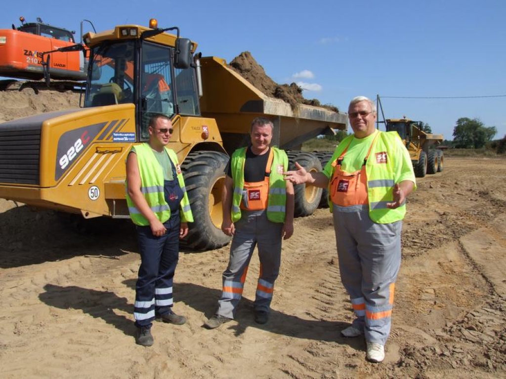 Sākums. Patlaban novāc augsnes slāni, lai varētu piekļūt grantij. Vakar objektā “Staburags” sastapa Kasparu Banķi (no kreisās), Mairi Čači un Imantu Liepu. 