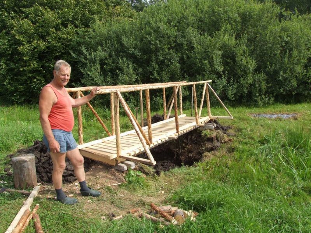 Paša mūrēts. Saimnieks lepojas ar glīti uzmūrēto valni.