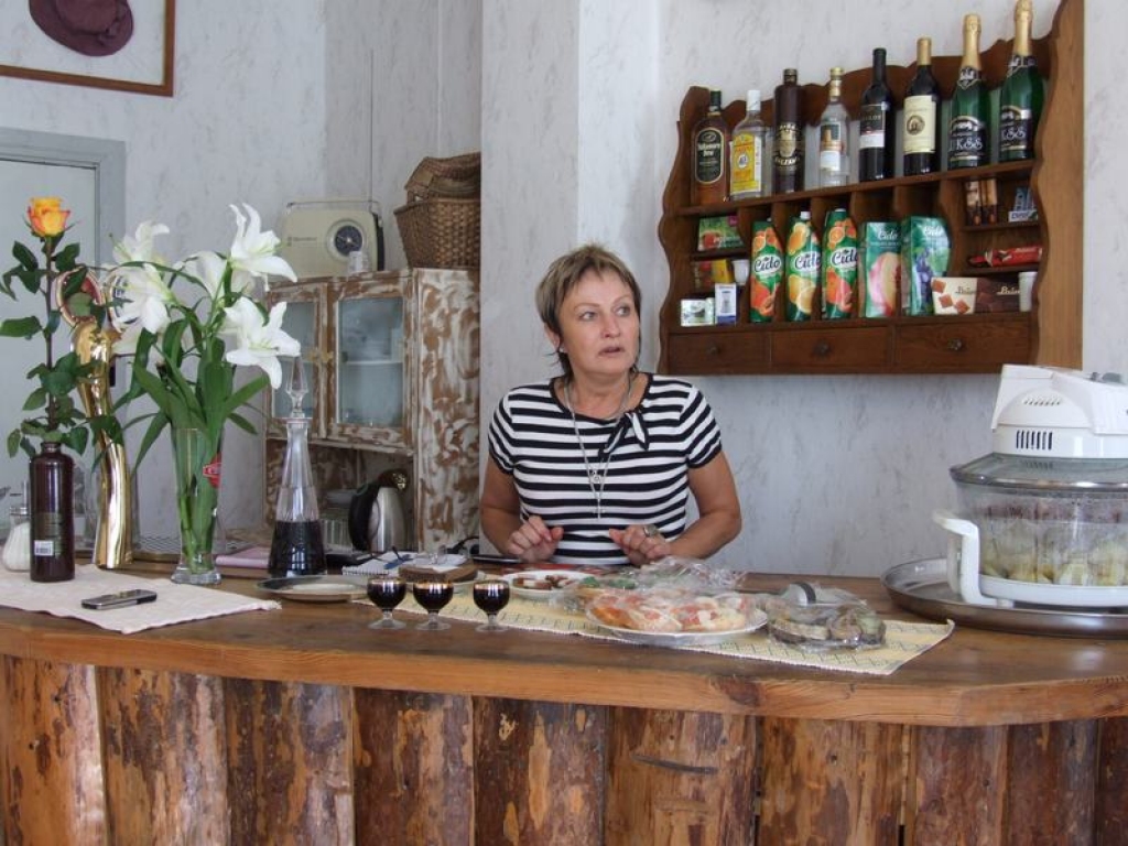 “Laipni lūgti!” aicina Ligita Janēvica — Rozenberga, krodziņa “Pie lielās karotes” Valles filiāles saimniece.