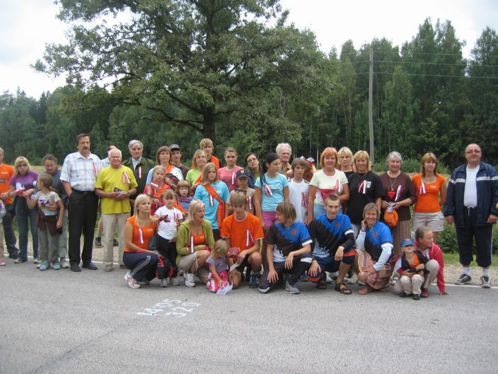 ATKAL ESAM VIENOTI! Skrīverieši atbalsta “Baltijas ceļa” atceres pasākumu.