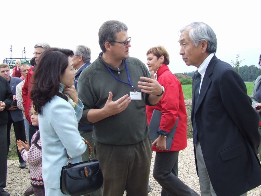 Izklāsta dārza ideju. Briežu dārza īpašnieks, Kokneses fonda loceklis Guntis Belevičs (vidū) par Likteņdārzu stāsta Japānas vēstniekam Takaši Osanai un viņa kundzei. 