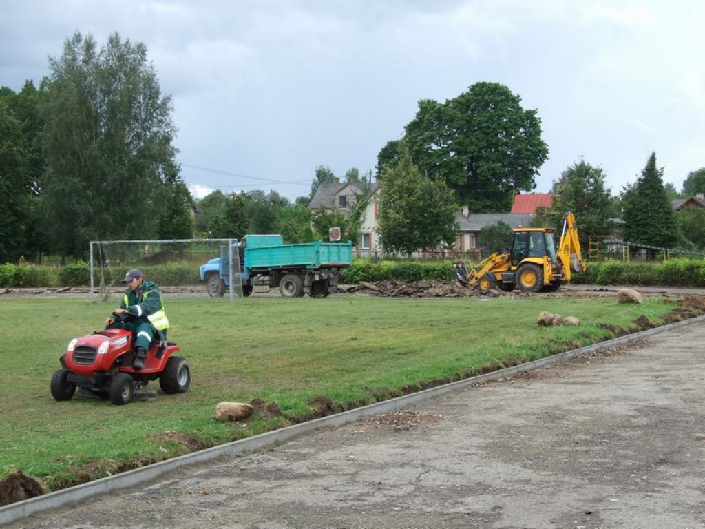 Vecais segums jau noplēsts. Jaunjelgavas vidusskolas stadionu remontē SIA “Krustpils”.