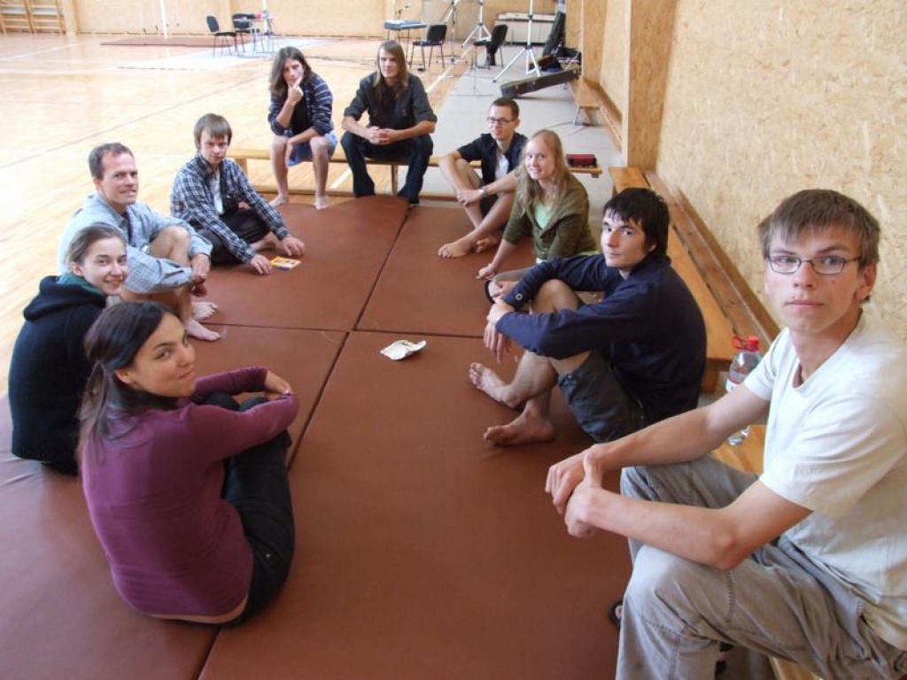 Pārrunas grupā. Nometnes dalībnieki Seces pamatskolas sporta zālē diskutē par garīgām tēmām.