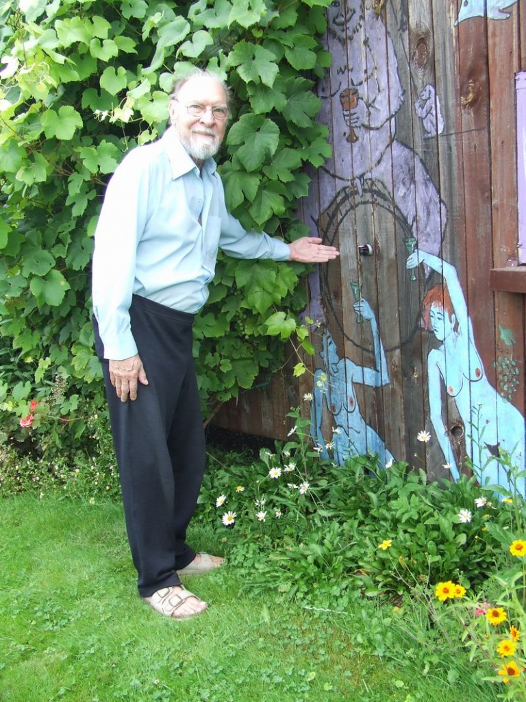 Izdomas netrūkst. Vigeo Saule rāda paša darināto gleznojumu ar muciņu.